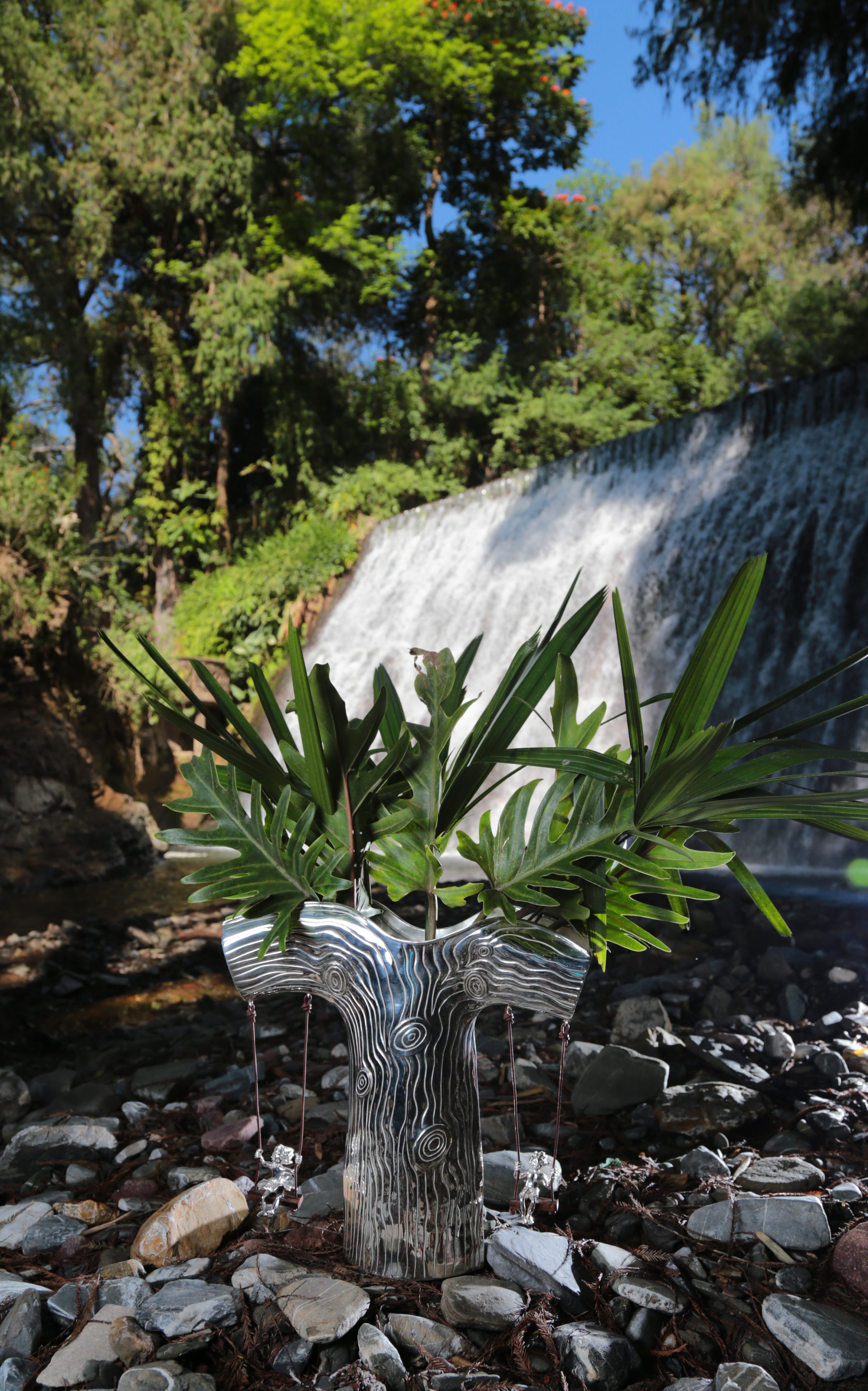 TREE AND SWINGS VASE