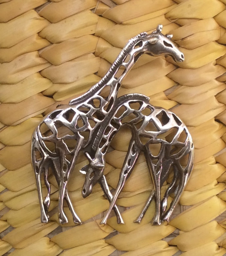 LOVING COUPLE GIRAFFE PIN